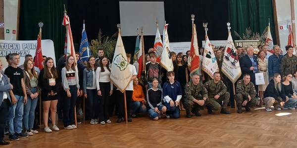 Wszyscy uczestnicy warsztatów stoją_m.jpg