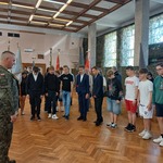 Chłopcy patrzą na żołnierza..jpg