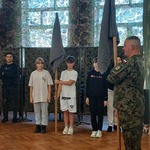 Żołnierz trzyma sztandar..jpg