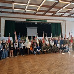 Wszyscy uczestnicy warsztatów stoją..jpg