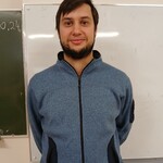 Mężczyzna stoi..jpg