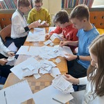 Uczniowie sprawdzają kartki..jpg
