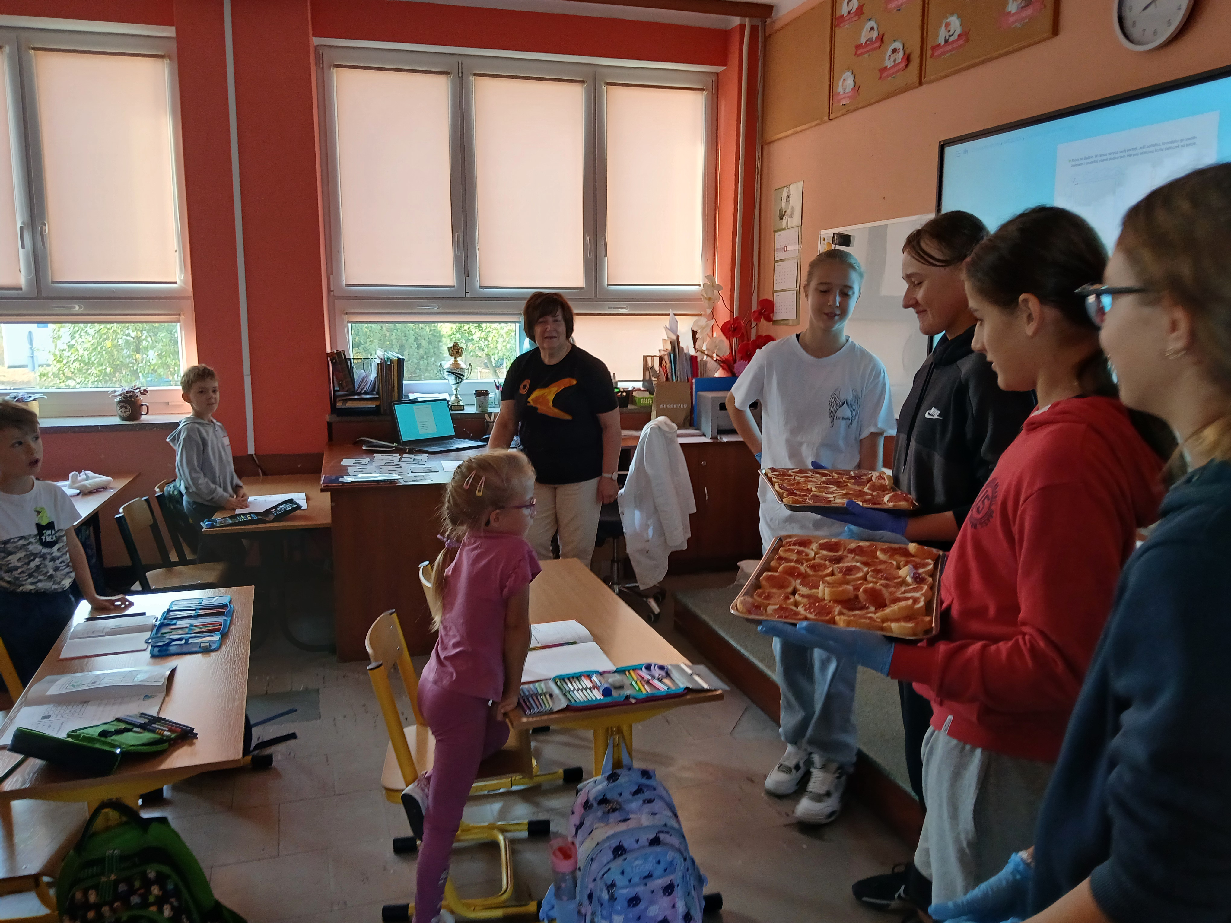 Dzieci częstują małych uczniów..jpg