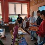 Dzieci częstują małych uczniów..jpg