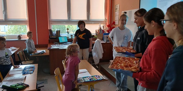 Dzieci częstują małych uczniów..jpg