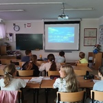 Uczniowie czytają alfabet..jpg