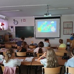 Dzieci oglądają film..jpg