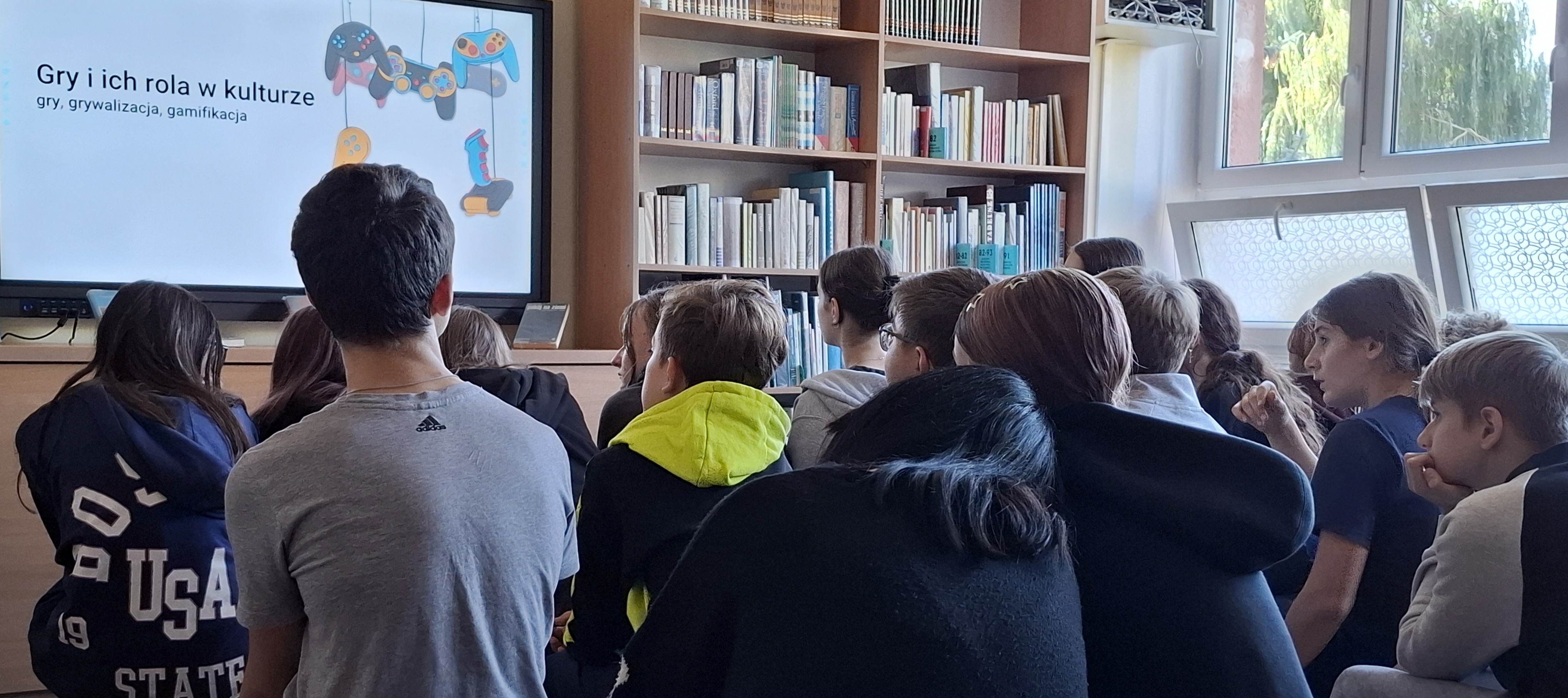Uczniowie patrzą na ekran z tytułem prezentacji_m.jpg