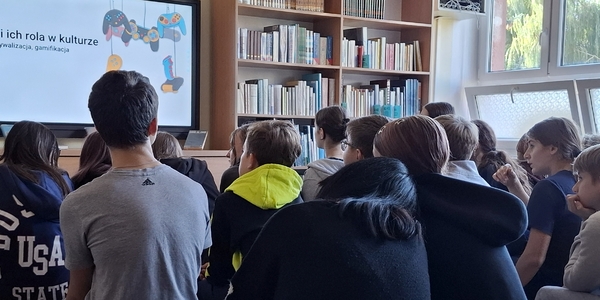 Uczniowie patrzą na ekran z tytułem prezentacji_m.jpg