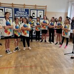 Dzieci oskarżają lenia o złe zachowanie obok  Gabryś w oli lenia - śpi.jpg