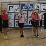 Dziewczynki z zespołu Gadu-Gadu śpiewają piosenkę Bo świat to my.jpg