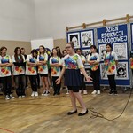 Hania w roli pani nauczycielki na środku z rozłożonymi rękoma.jpg