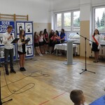 Początek akademii Poczet sztandarowy i prowadzący zapowiadają.JPG