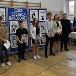 Stypendyści z Dyrektorem i Wicedyrektorkami.JPG