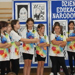 Uczennice z 5c występują w kolorowych strojach.JPG