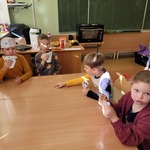 Dzieci jedzą ciastka (1).jpg
