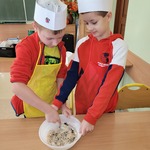 Chłopcy mieszają masę na ciastka.jpg