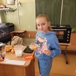 Dziewczynka trzyma płatki kukurydziane i kostki cukru.jpg