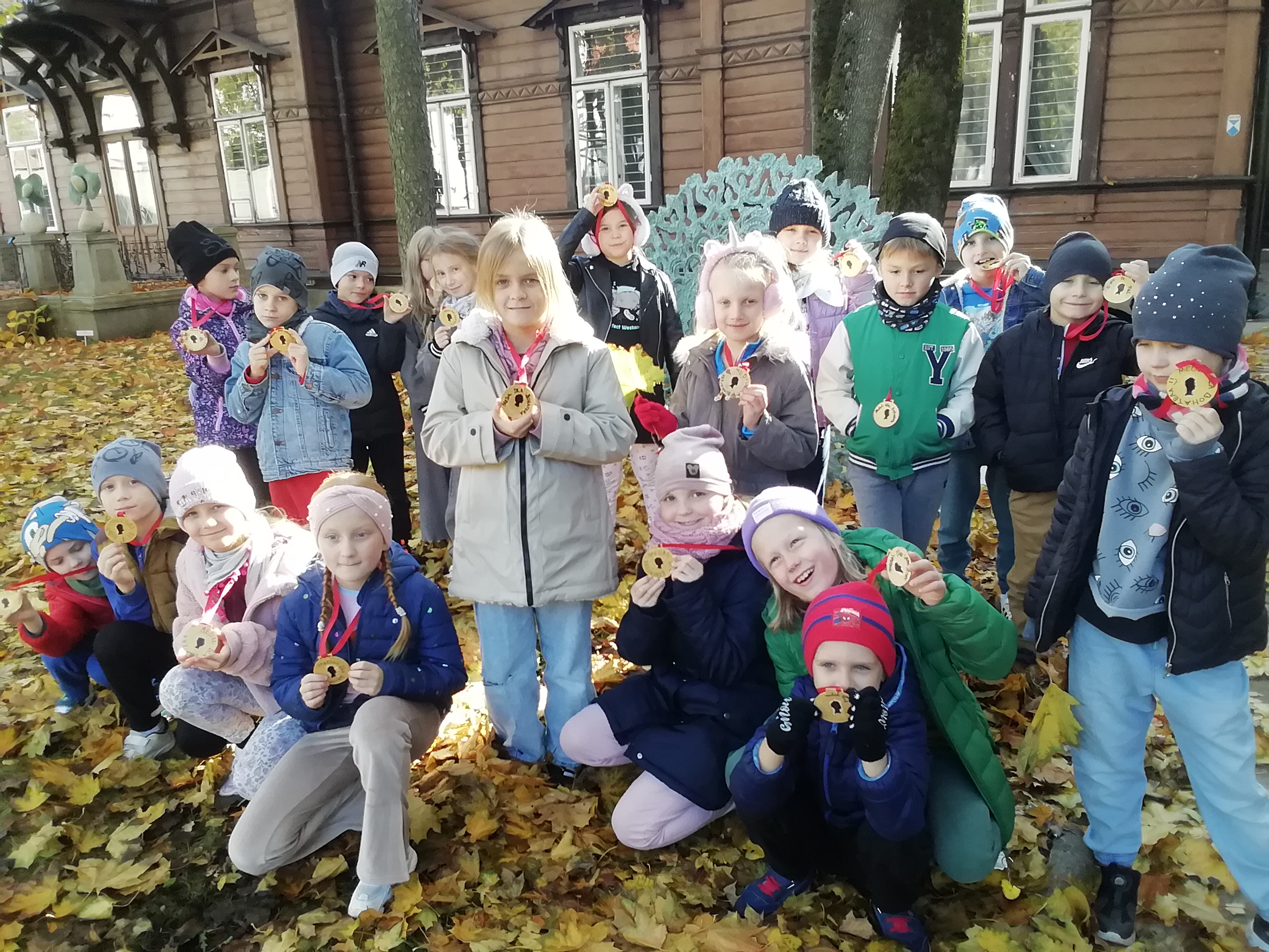 Zdjęcie grupowe na podwórku - z medalami.jpg