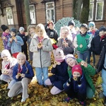 Zdjęcie grupowe na podwórku - z medalami.jpg