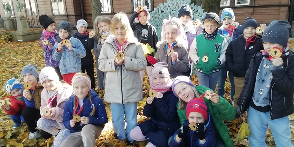 Zdjęcie grupowe na podwórku - z medalami.jpg