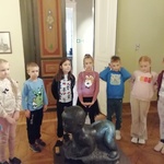 Dzieci przed rzeżbą przedstawiającą bobasa.jpg