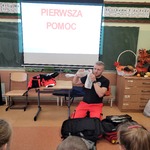 Ratownik demonstruje dzieciom sprzęt medyczny (2).jpg