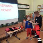 Ratownik demonstruje dzieciom sprzęt medyczny (1).jpg