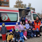 Dzieci przed karetką pogotowia.jpg