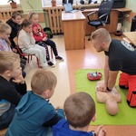 Ratownik demonstruje akcję ratowniczą na fantomie (2).jpg