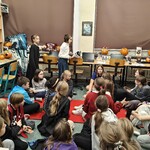 9b Zabawa Pożegnanie z Hogwartem - dzieci siedzą na podłodze (2).jpg