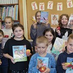 Uczniowie z ksiązkami i jabłkami (2).jpg