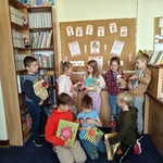Uczniowie z ksiązkami i jabłkami (1).jpg