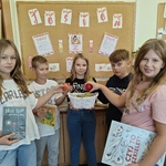 Dzieci trzymają książki i biorą owoce z koszyka (2).jpg