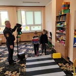Chłopcy przechodzą po pasach na zielonym świetle.jpg