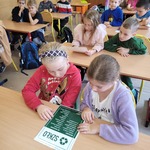 Uczniowie czytają informacje na temat segregacji odpadów komunalnych.jpg