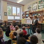 Dzieci z IV a na zajęciach w czytelni (4).jpg