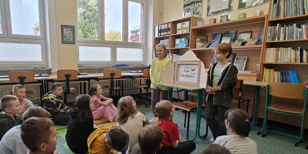 Dzieci z IV a na zajęciach w czytelni (4).jpg