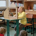 Dzieci z IV a na zajęciach w czytelni (3).jpg