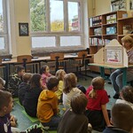 Dzieci z IV a na zajęciach w czytelni (2).jpg