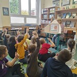 Dzieci z IV a na zajęciach w czytelni (1).jpg