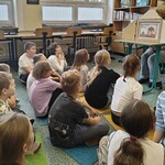 Dzieci z IV b na zajęciach w czytelni (1).jpg
