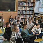 Dzieci z IV c na zajęciach w czytelni (1).jpg