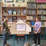 Dzieci z IV b na zajęciach w czytelni (3).jpg
