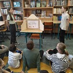 Dzieci z IV c na zajęciach w czytelni (5).jpg