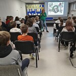 9 Uczniowie klas VI b i VI d na spotkaniu (1).jpg