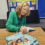 10 Pisarka składa autografy na ksiązkach.jpg