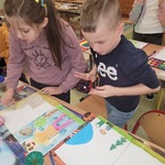 Uczniowie pracują nad pracami konkursowymi.jpg