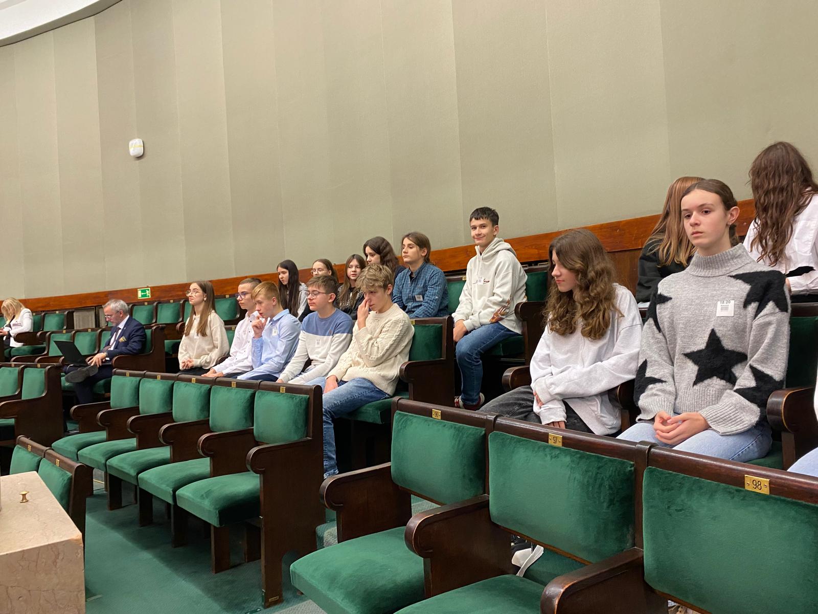 Uczniowie klasy 7c i 7d w Sejmie RP.jpg