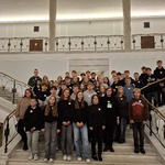 Uczniowie klasy 8a i 8C wraz z nauczycielami na słynnych schodach.jpg